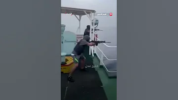فيديو متداول لطاقم سفينة تجارية وهو يتصدى لزورق مفخخ تابع لجماعة الحوثي 