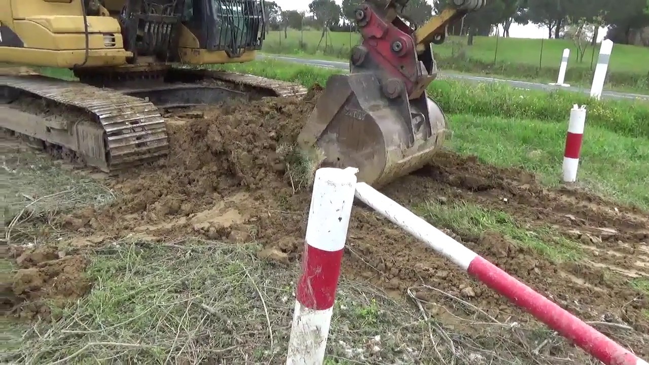 Génie Végétal Pelle CATERPILLAR 323D SARL COROMINAS YouTube