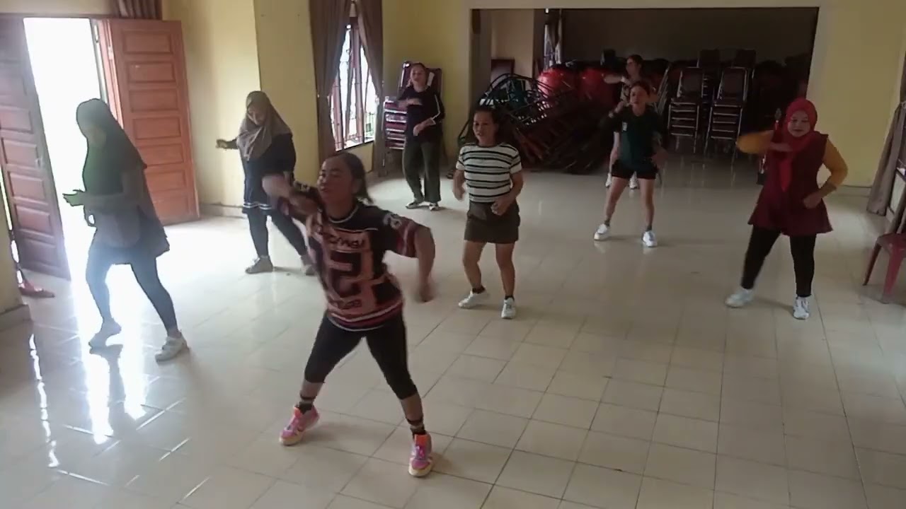 Semua di beri kecupaaaaan kecupan sayang