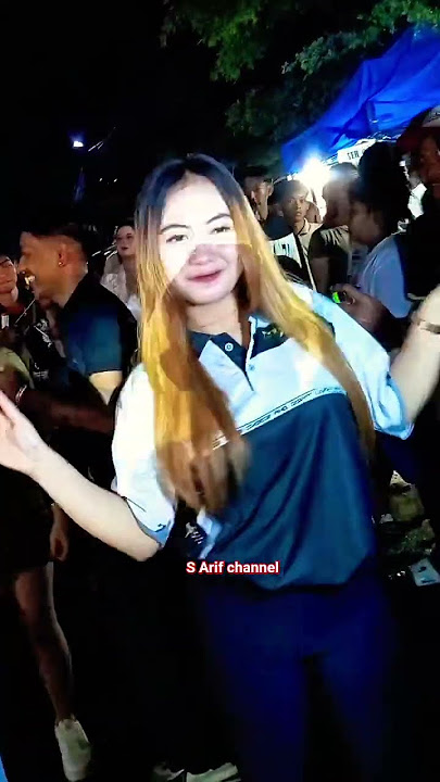 Beautiful blonde haired sister dancing on the phone #shorts #home #dance #dj #fyp #viral #djremix...