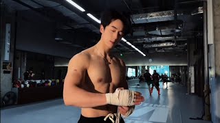 事实上,他非常听话。#fyp #gym #gay #mêtraiđẹp #fitness #muscle #muscleboy #contrast #abdominalmuscles 事实上,他非常听话。#fyp #gym #gay #mêtraiđẹp #fitness #muscle #muscleboy #contrast #abdominalmuscles