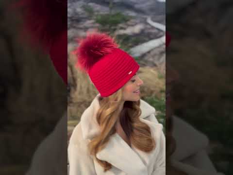 Модна польська шапка Willi «Banty», з помпоном із натурального хутра у червоному кольорі., видео 1