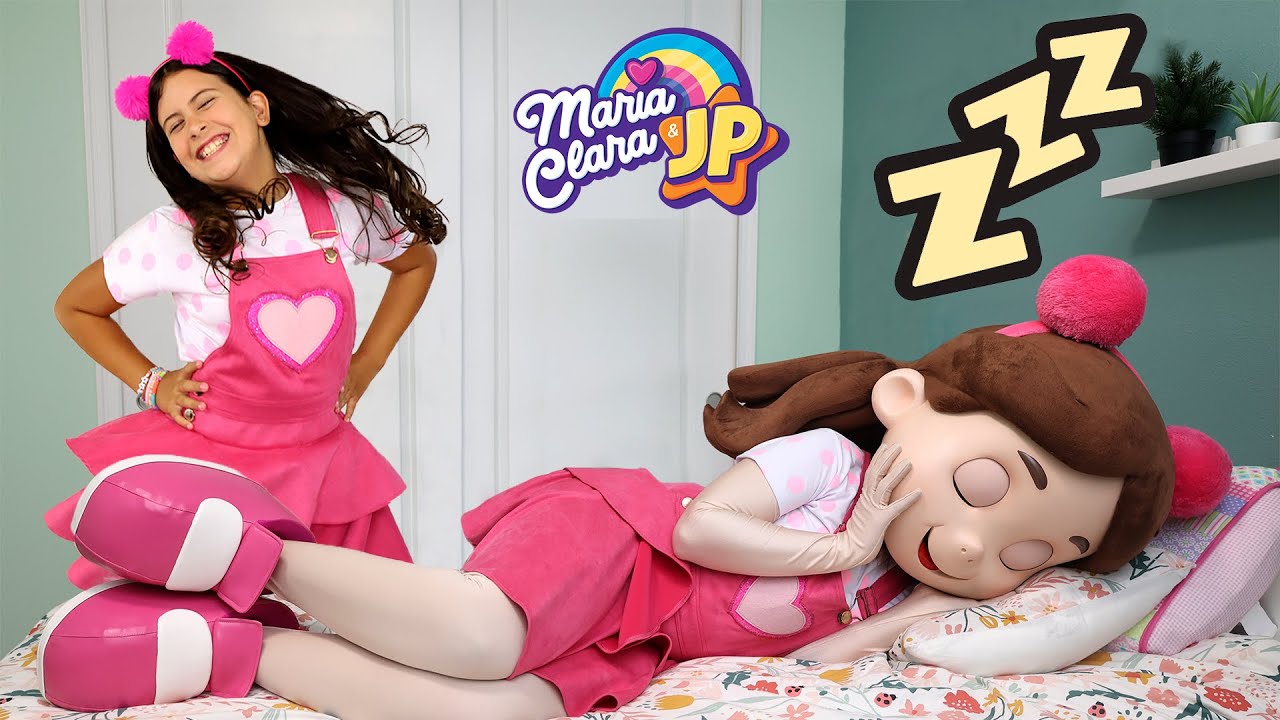 Maria Clara impede sua boneca de dormir