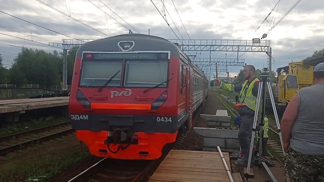 Расписание электричек электрогорск москва курский вокзал. Двухвагонная электричка эд4м. Электропоезд эд4м РЭКС. Скоростемер электропоезда эд4м.