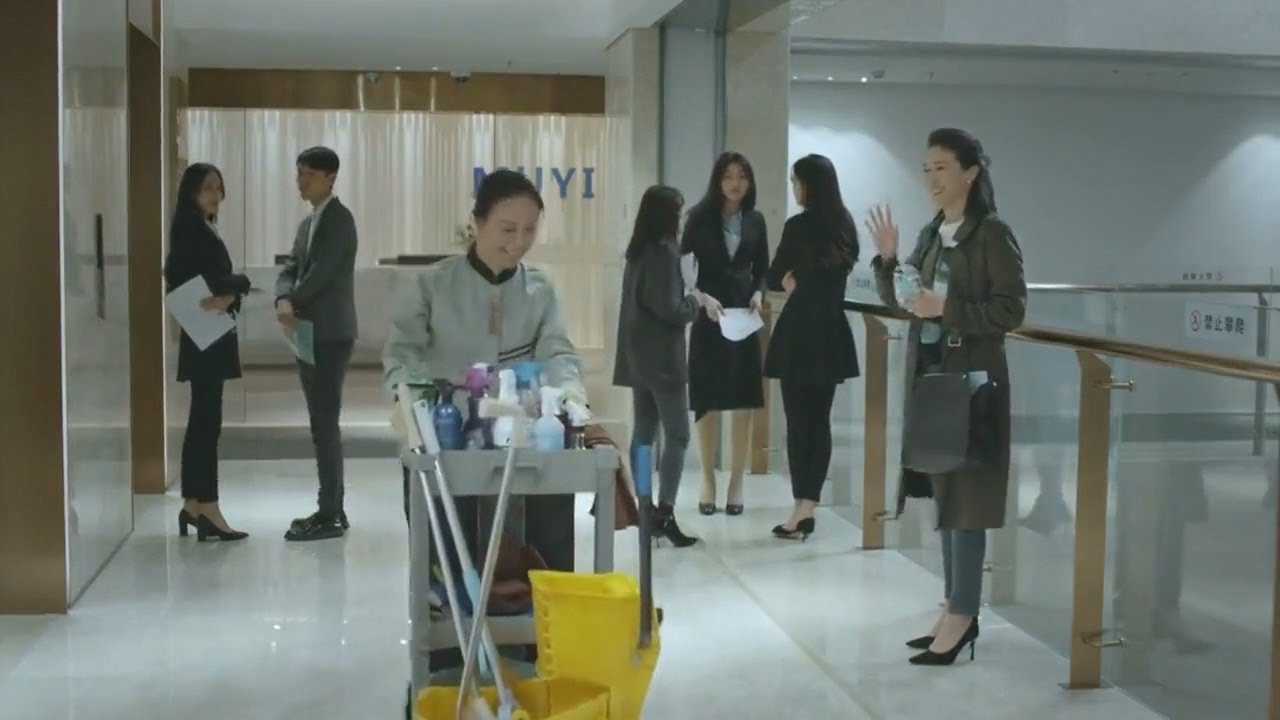 美女面試無人問津，主動幫助保潔阿姨，卻讓她當上副總監