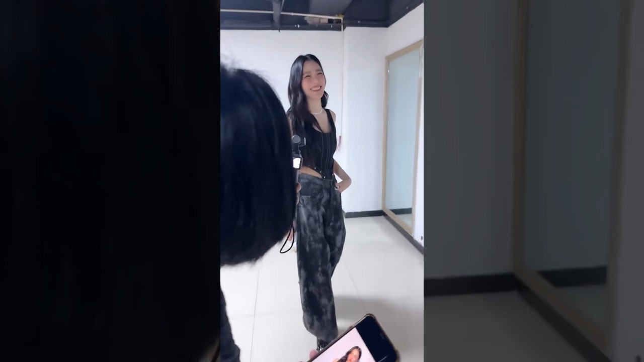 LING, YOU ARE ALREADY BEAUTIFUL, BUT WHY DO YOU WALK???!!!!  🤣😅🤭🤣😂🤭🤭🤔🤨 