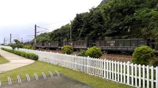 1050525進入宜蘭草嶺隧道南口的貨運列車