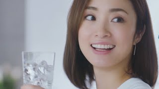 上戸彩、爽やかノースリーブワンピ姿でキッチンに　炭酸水をゴクゴク…　「ソーダストリーム」新CMが公開