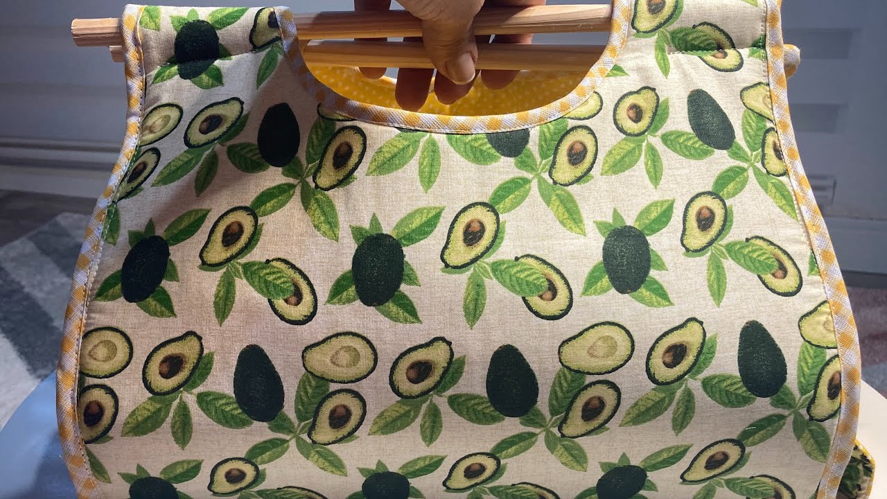 Porta  Travessa  em tecido com alças roliças em madeira