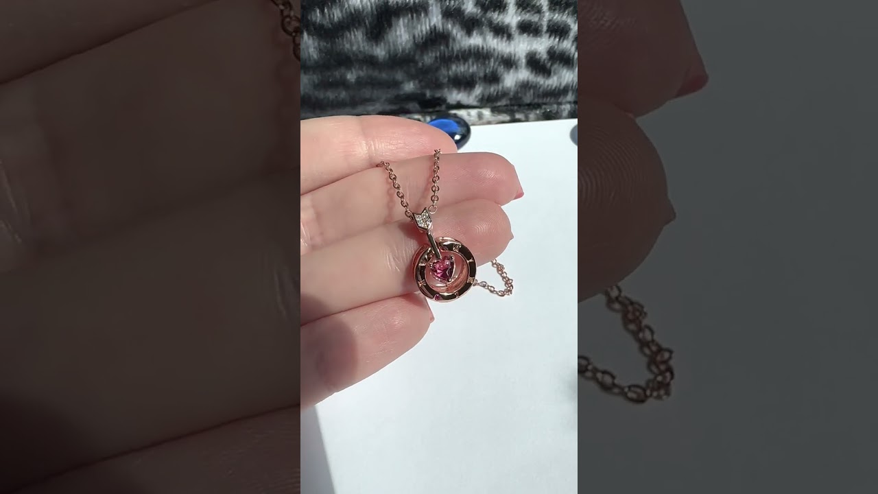 Цепочка с кулоном «Стрела Амура» (два камня разного цвета) в подарочном футляре с подсветкой