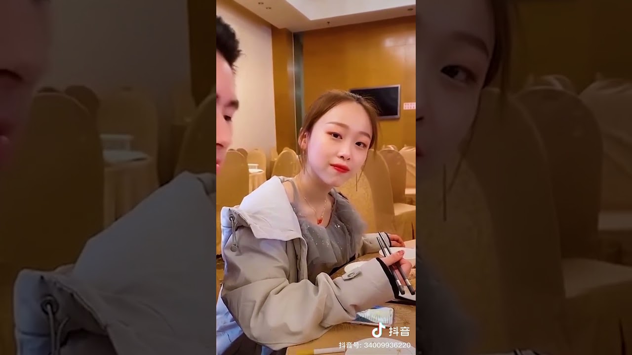 冒死给闺蜜的老公夹菜…