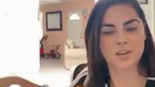 PROFESORA dando clase virtual en CUARENTENA. Aparece su marido DESNUDO