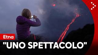 🌋 Etna, viaggio in alta quota per ammirare l’eruzione. Folla brinda davanti alla lava: "Spettacolo"