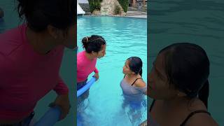 Daniela se hizo popó en la piscina