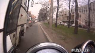 Пешеход бодро идет на мотоцикл вне перехода