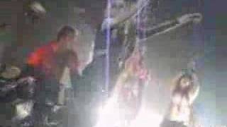 Download Lagu Avril Lavigne Live from Paris All the small things MP3