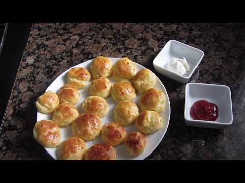 Video: Bolas De Masa Hervida Al Horno Con Queso En El Horno