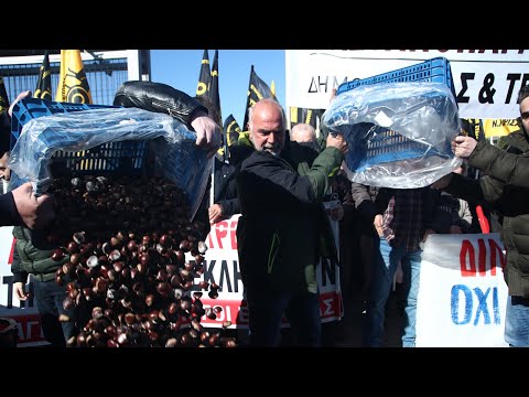Έριξαν κάστανα και μήλα οι αγρότες στο συλλαλητήριο στην Agrotica