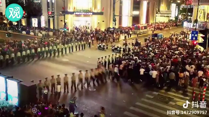 上海南京东路，武警小哥哥用身体组成“人墙红灯” 保证大家的出行安全 - 天天要闻