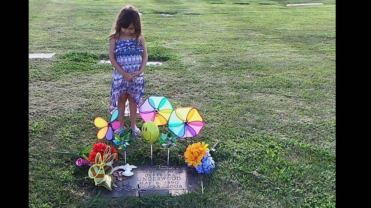 Farrah Abraham Visits the Grave of Her Daughter’s Father, Who Di3d Just