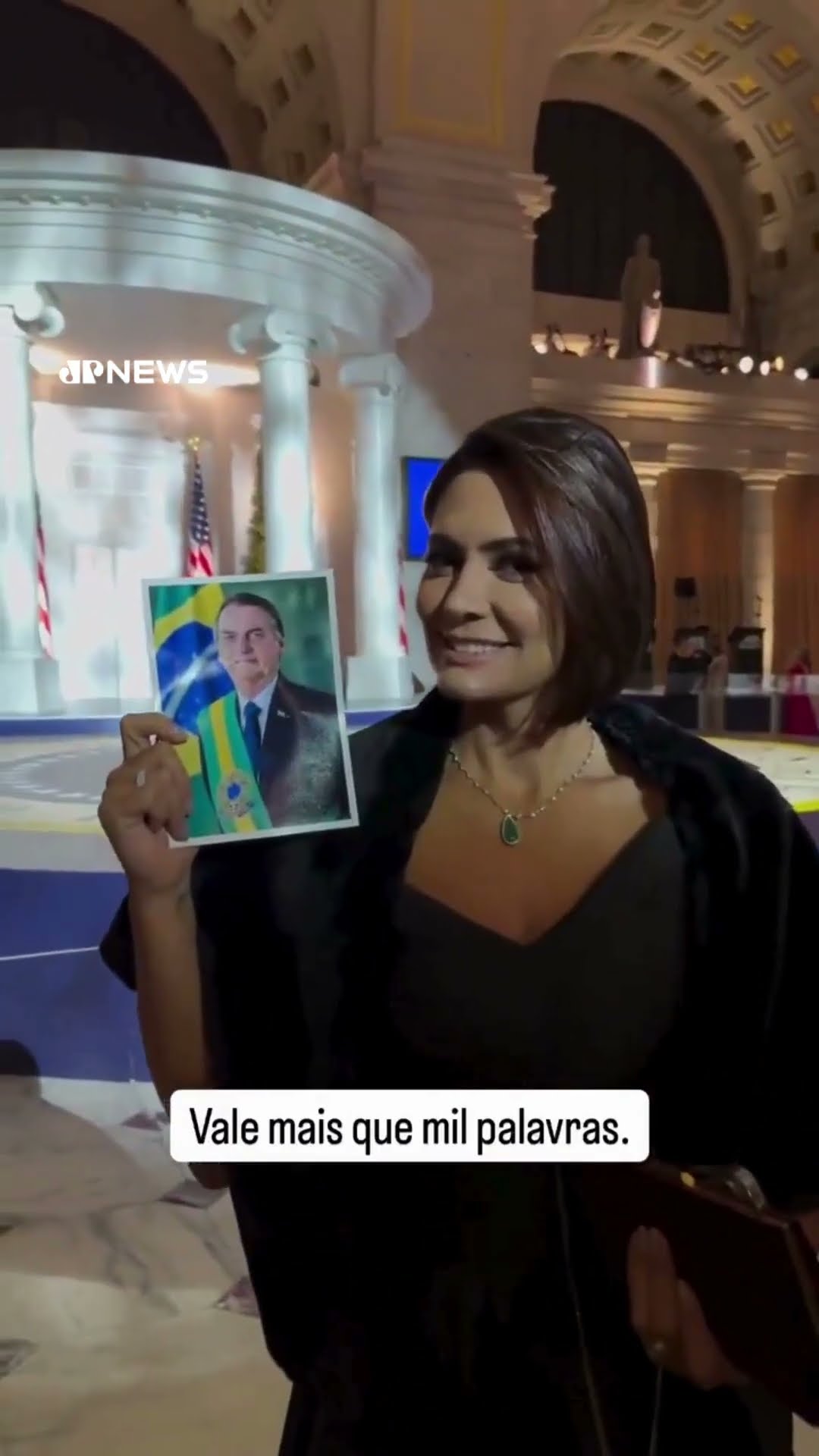 Michelle Bolsonaro leva foto de Jair Bolsonaro a baile de posse de Donald Trump nos EUA #shorts