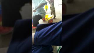 Orang tua lucu naik sepeda anak