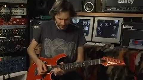 Paul Gilbert shows You How To Play Arpeggios & String Skipping