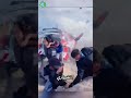 انحرفت سيارة السباق عن المسار واصطدمت به.