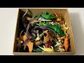 恐竜フィギュアが沢山入った箱 Dinosaur figures in the box