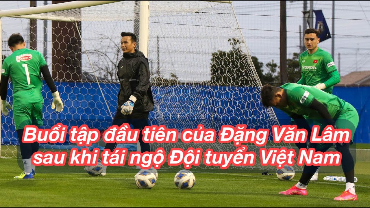 Đặng Văn Lâm tập buổi đầu tiên cùng đội tuyển Việt Nam ở Nhật, mưa lớn làm phiền HLV Park Hang Seo