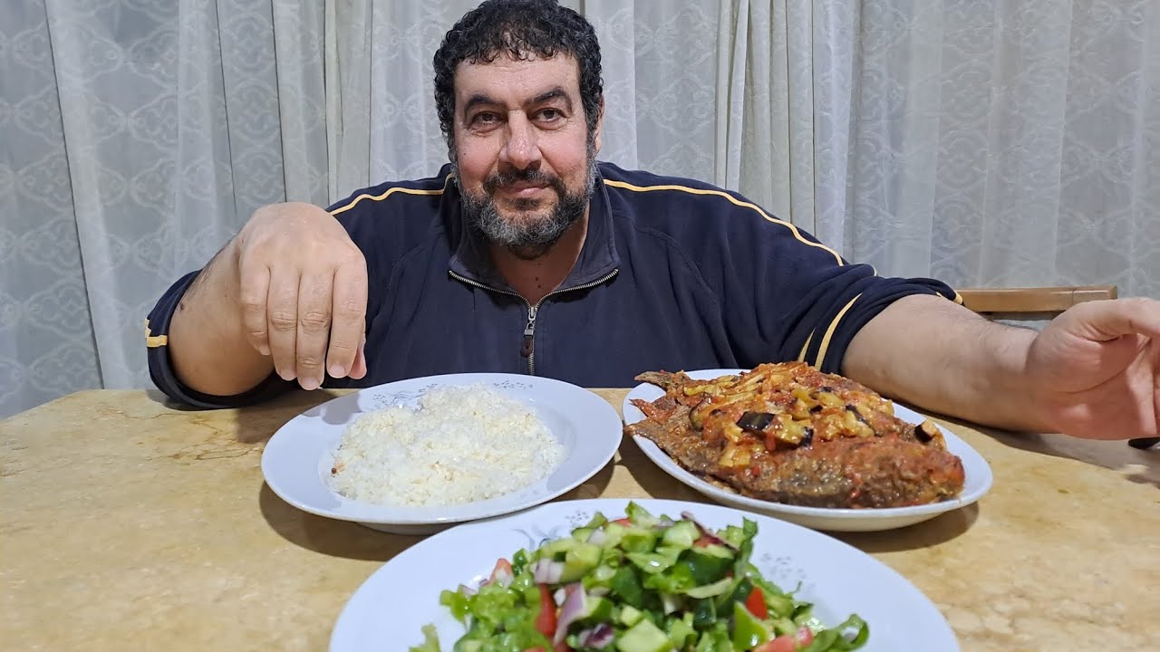 الاكيل أسماك مقلية بالصلصة والباذنجان والارز والصلطة @galal2@galal3@galal6 مصر