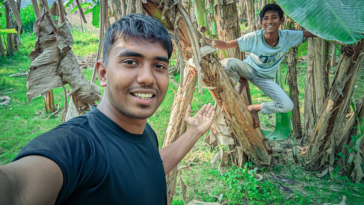 জঙ্গলের মধ্যে ভাই কলা গাছে উঠছে 😂।