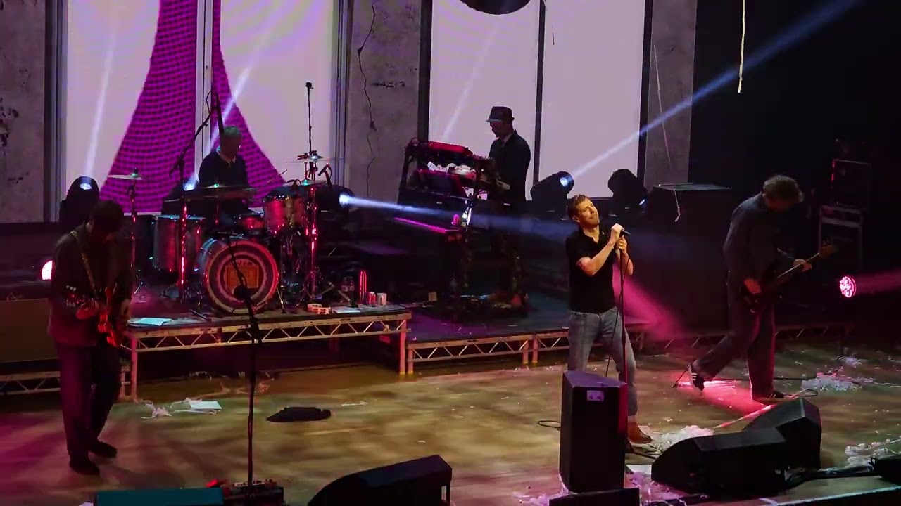 Kaiser Chiefs - Hole in My Soul