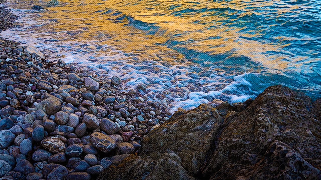 Playa de rocas de la Cala del Racó del Corb, en Altea (Alicante)