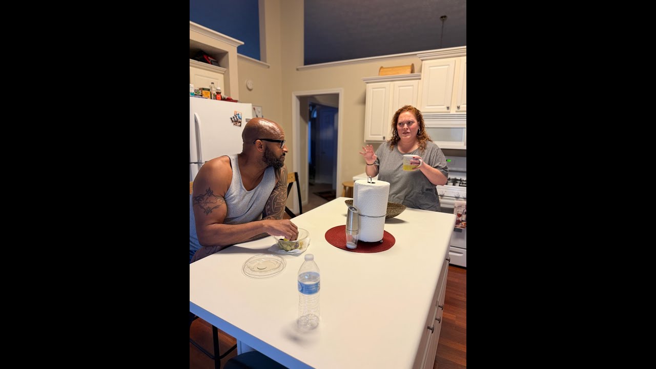 Бетани отчитывает Ларри за попытку снова устроить ему глупую игнорирующую игру.