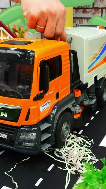 🚚 Уборочная #машина #БРУДЕР очищает город от мусора!🔥☘️ Рабочие # ...