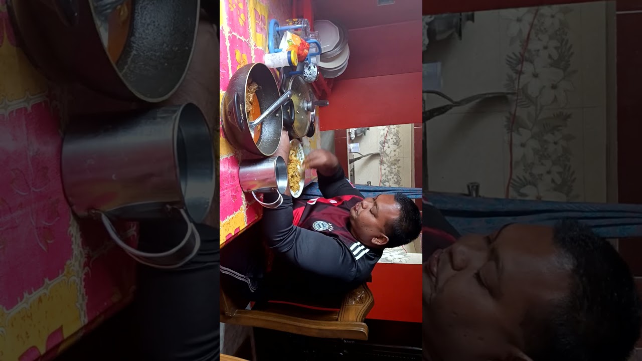 বাসায় দুপুর বেলা গরুর মাংস আর খিচুড়ি খাচ্ছি।@#