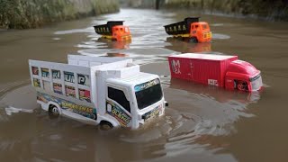 Mencari mainan mobil mobilan hanyut di sungai, mobil ambulan, truk kontainer,  truk oleng