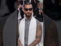 #Maluma se lució en las escaleras de la #metgala con su #boss hecho a la medida #EonlineLatino