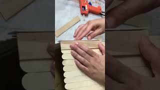 Cajón con cajas de madera