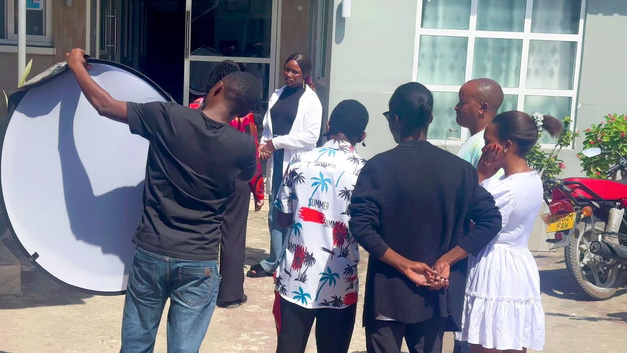 Director wezo akiwa Location ndani ya Set