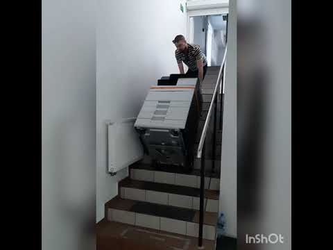 Wnoszenie kopiarki schodołazem