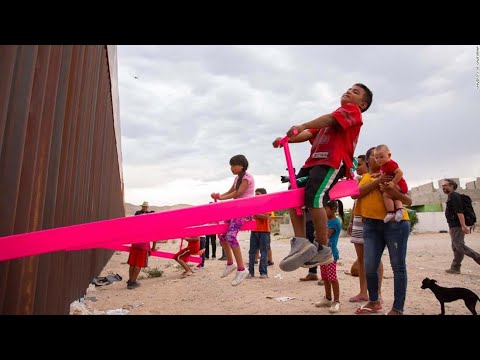 აშშ-მექსიკის საზღვარზე დამონტაჟებული ვარდისფერი \"აიწონა-დაიწონა\"