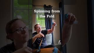 Spinning wool from the fold with a supported spindle