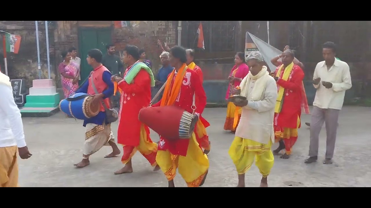 পৌষের সংক্রান্তিতে মা শীতলাদেবী পালাধারীর বাড়ীতে পূজা গ্রহণে যাবার পথে। 