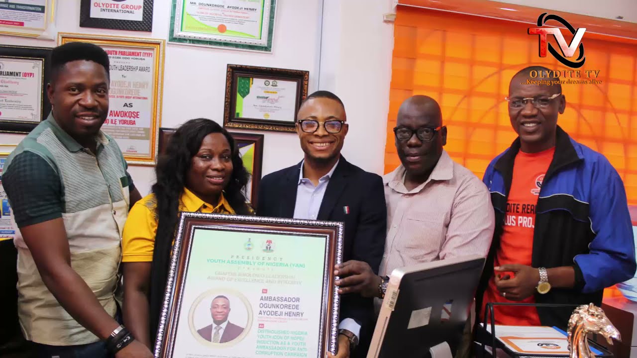 Presentation of Awards to the Chairman by the YAN