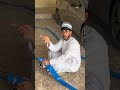 واحد جالس يغسل سيارته اكسبلور 