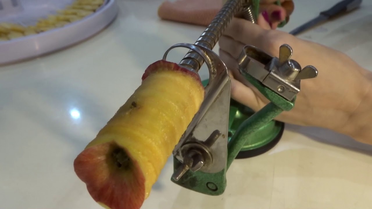 приспособление для вырезания сердцевины яблок. вырезать сердцевину яблока. приспособление для вынимания сердцевины из яблок. вырезать серединки из яблок. нож для удаления сердцевины яблок.