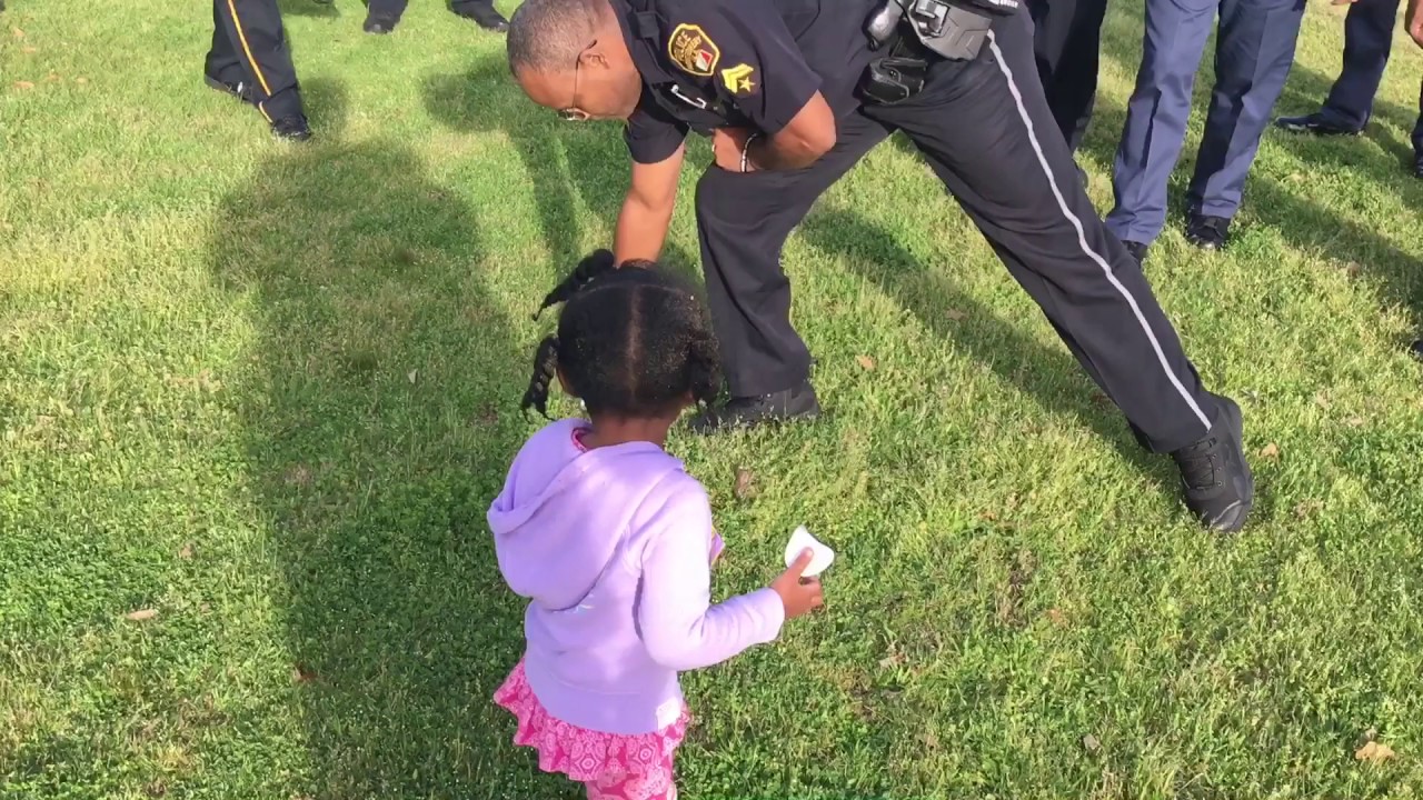 A Little Help / Police Officer Lending a Helping Hand to a Young Girl camera iphone 8 plus apk