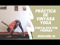 Práctica de Vinyasa Yoga para fortalecer piernas.